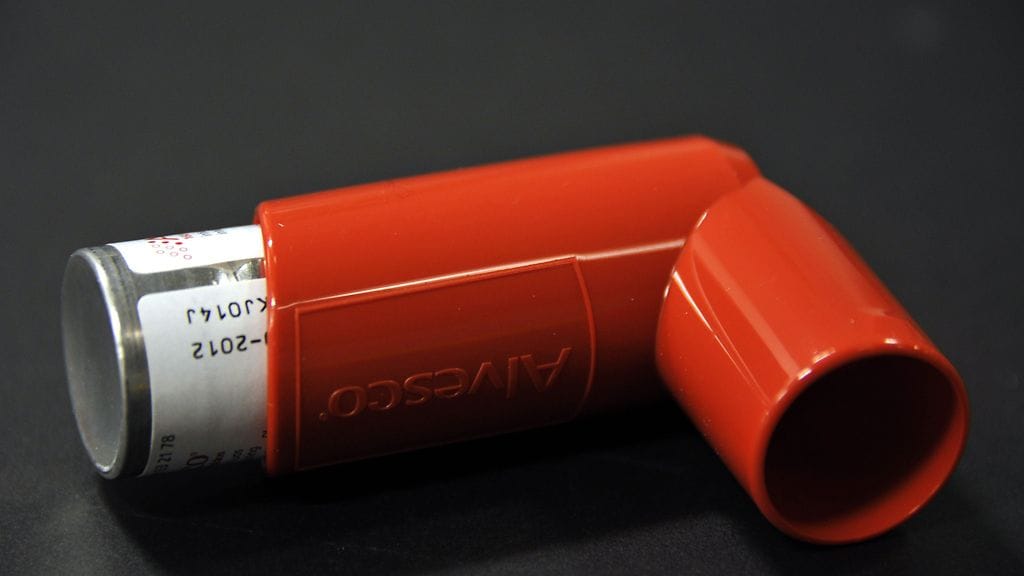 Tytön astmasuihke ei auttanut hengenahdistukseen. Kuvituskuva.