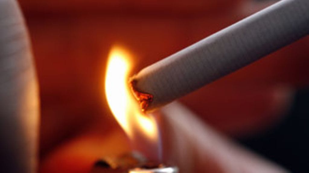 Tupakointi aiheuttaa keuhkosyöpää! Kuva: Lehtikuva