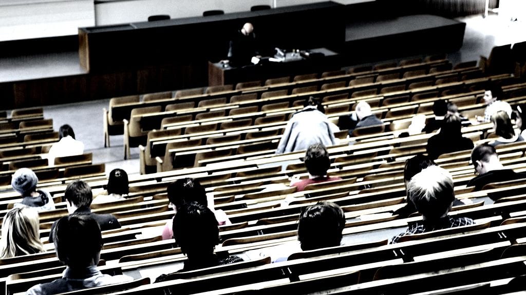 Korkeakouluissa käyttöön otettujen lukukausimaksujen jälkeen ulkomaalaisten opiskelijoiden oleskelulupahakemukset ovat vähentyneet merkittävästi.