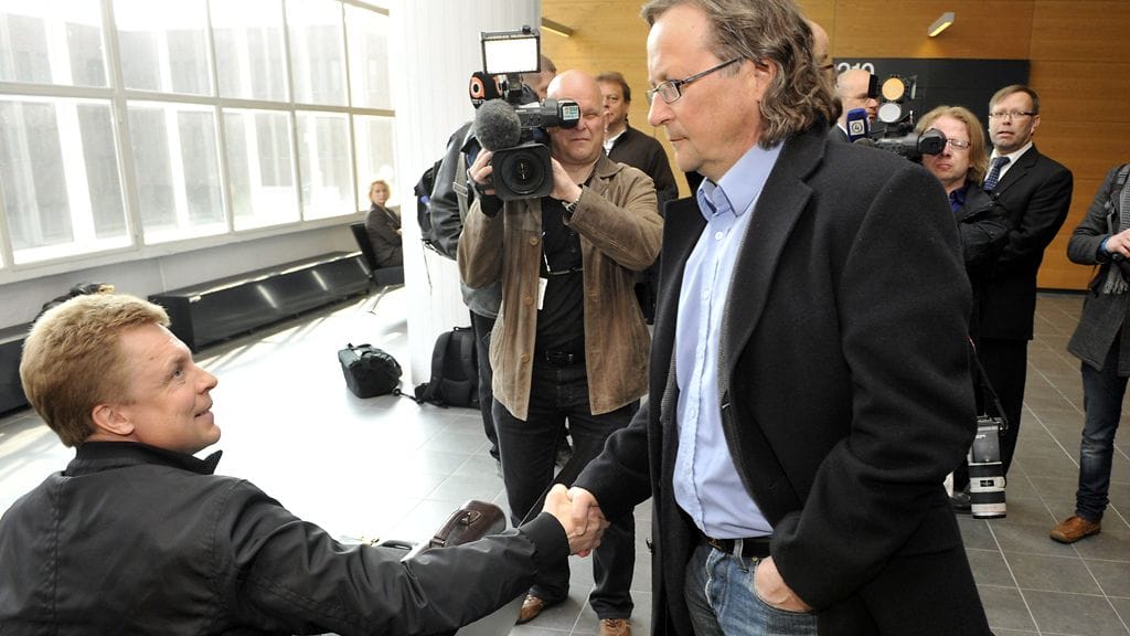 Ex-hiihtäjä Jari Räsänen ja ex-hiihtovaikuttaja Pekka Vähäsöyrinki kuvattuna Helsingin käräjäoikeudessa keskiviikkona 27. huhtikuuta 2011.