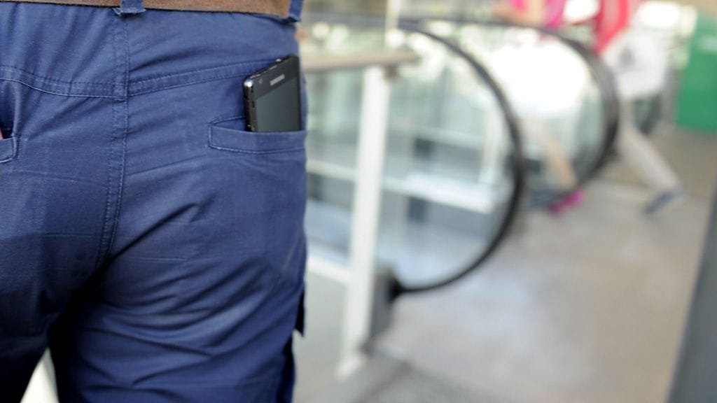 Eniten varkaan elämää voi hankaloittaa säilyttämällä laitetta järkevästi, eikä esimerkiksi takataskussa.