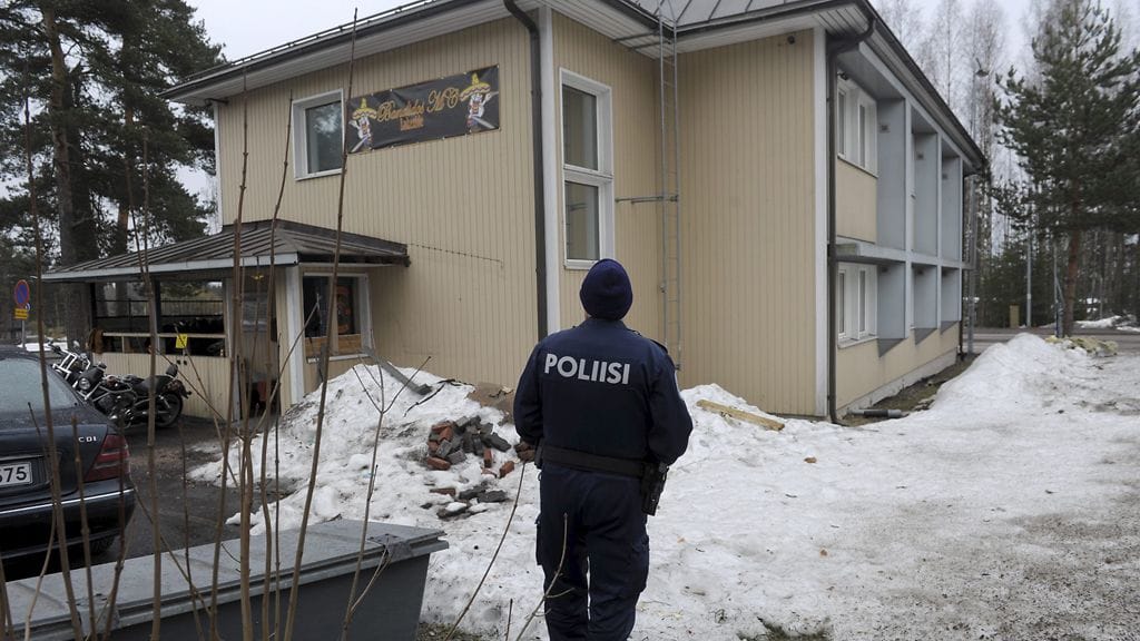 Poliisi moottoripyöräjengi Bandidos MC:n kerhotilan ulkopuolella Tuusulassa 13. huhtikuuta 2012.