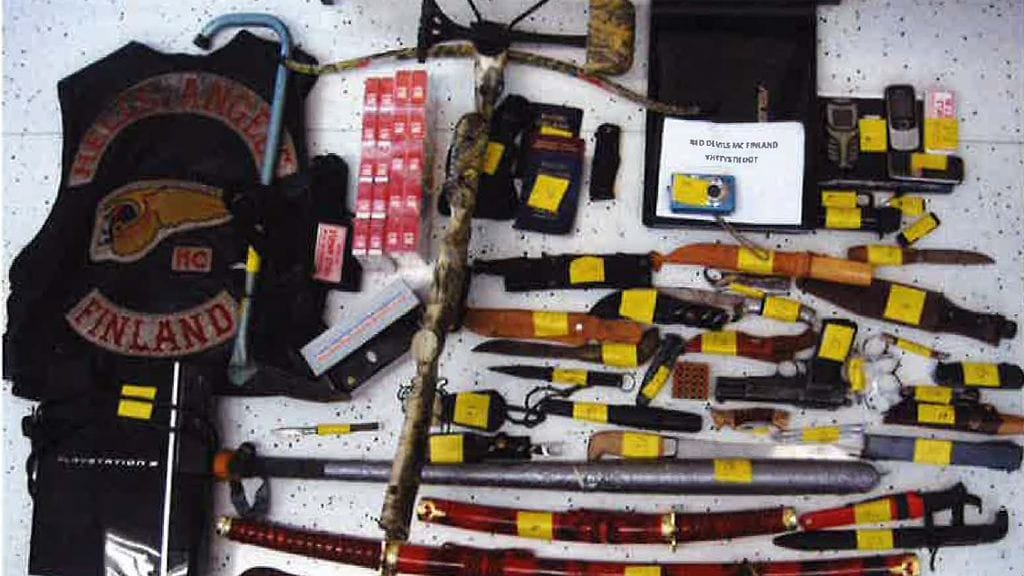 Espoon kerhotiloista takavarikoitiin runsaasti aseita, muun muassa sähkölamautin, kaasusumutin, varsijousi sekä runsaasti teräaseita.