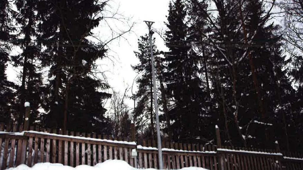 Valvontakamera vartioi kiinteistöä.