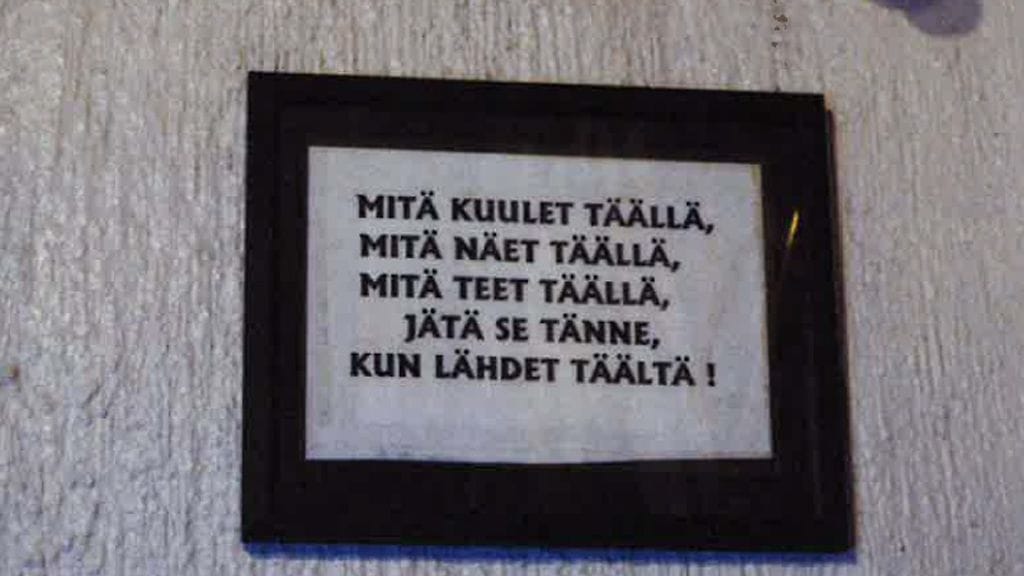 Kerhotilojen baarissa oleva taulu.