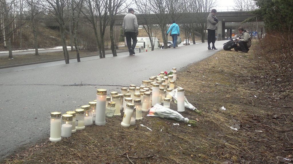 Surmapaikalle on tuotu paljon kukkia ja kynttilöitä.