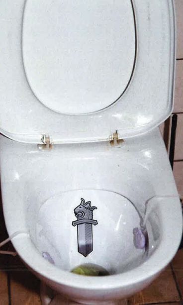 Kerhotilojen wc:n pönttöön oli laitettu poliisin miekkaleijona.