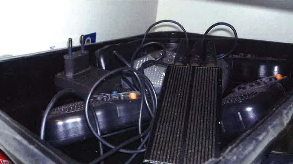 Kerhotiloista löydetty "jammeri" sekä radiopuhelimet. Jammerilla voidaan häiritä radioaaltoja.