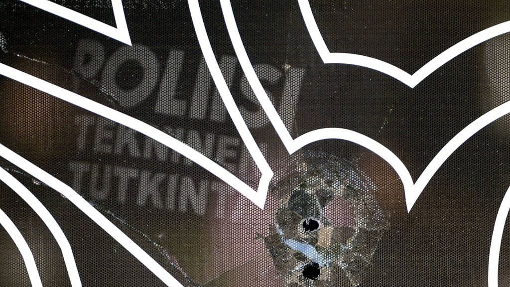 Luodinreikiä hyvinkääläisen Level 5 -ravintolan ikkunassa. Kuva: Lehtikuva.