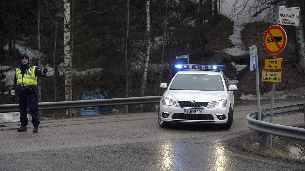 Poliisi on sulkenut tien, joka vie moottoripyöräjengi MC Bandidoksen kerhotilaan, Tuusulassa 13. huhtikuuta 2012.