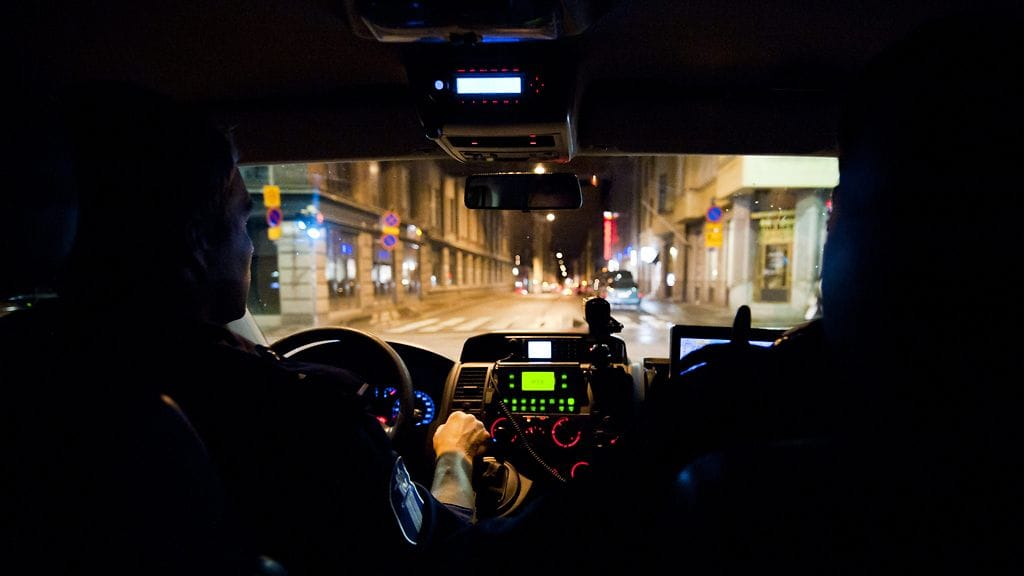 Poliisiauto partioi Helsingissä perjantaina aamuyöllä 12. elokuuta 2011.