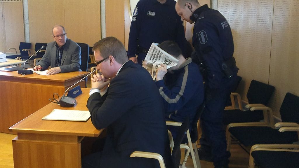 Puukotuksesta epäilty peitti kasvonsa oikeudessa.