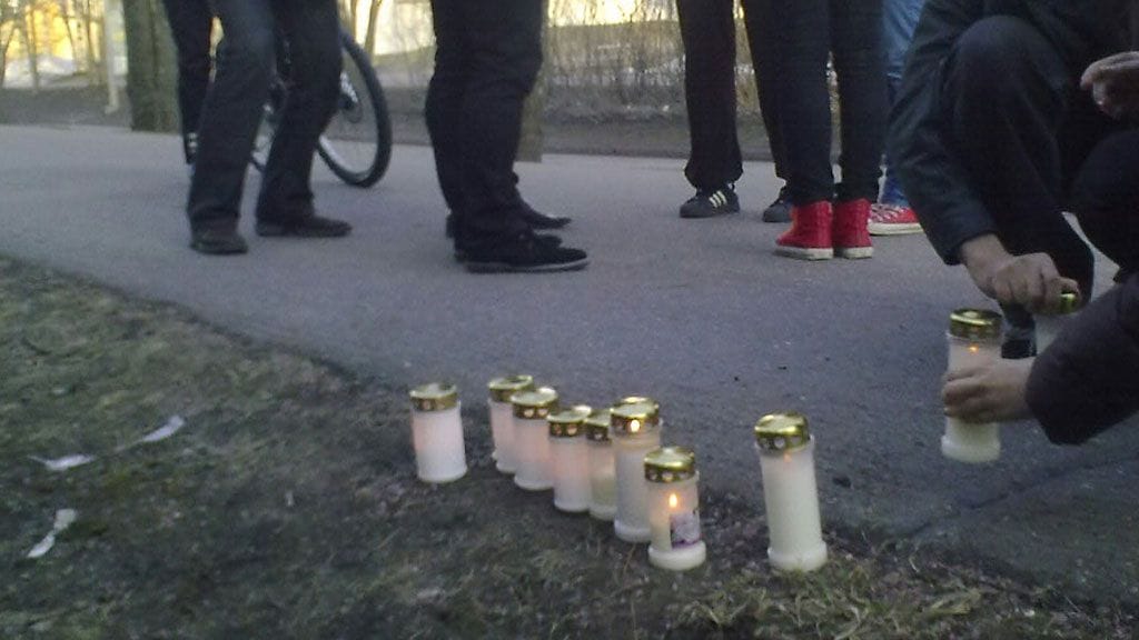 Tapahtumapaikalle tuotiin hautakynttilöitä.
