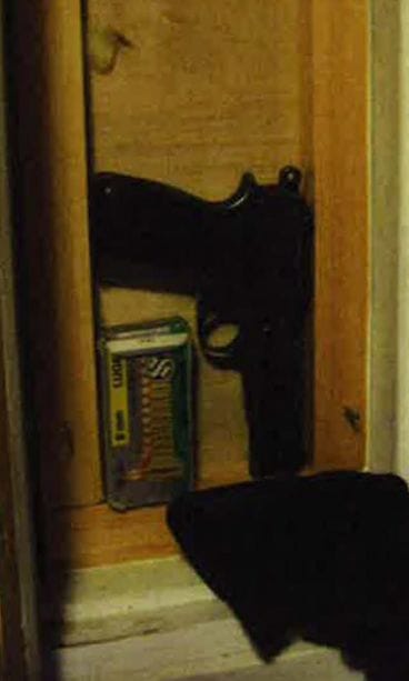 Espoon kerhotiloista tuuletusikkunan luukun takaa löydetty 9 mm:n pistooli sekä patruunoita.