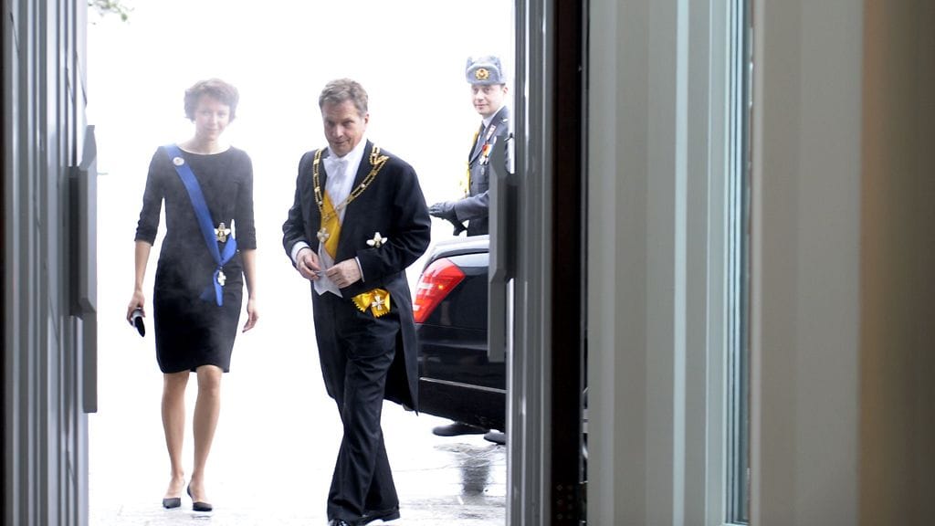Sauli Niinistö ja puoliso Jenni Haukio saapuvat presidentin virka-asunnolle Mäntyniemeen.