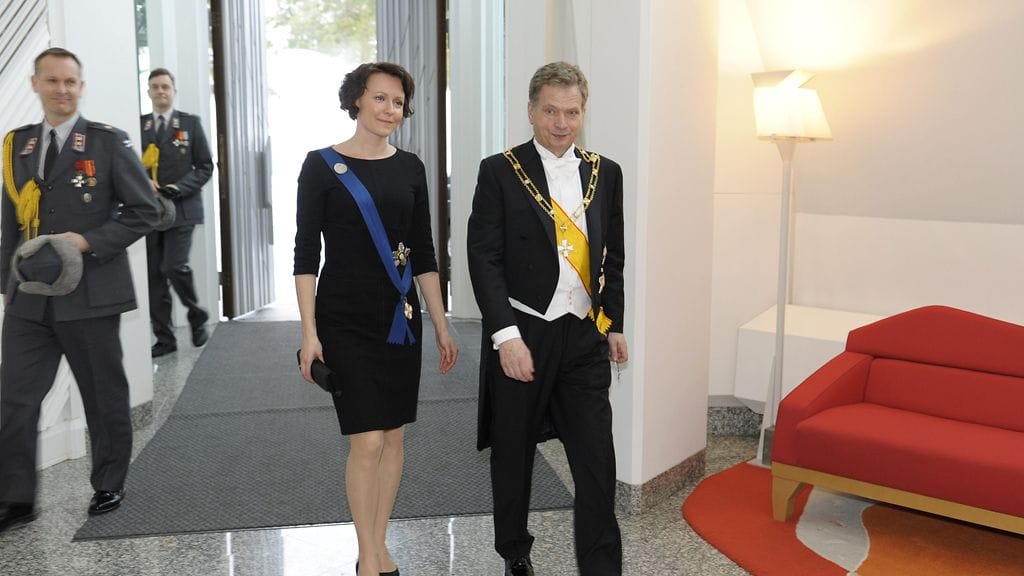 Sauli Niinistö ja puoliso Jenni Haukio saapuvat presidentin virka-asunolle Mäntyniemeen. Kuva: Lehtikuva