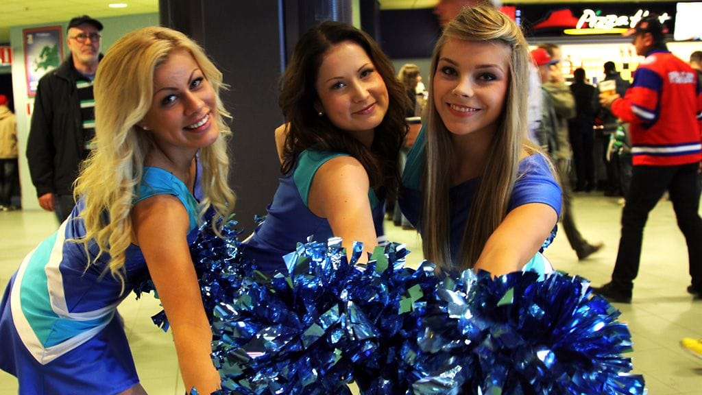 Cheerleader-tytöt Annu Rytkönen, Pauliina Nikola sekä Salla Rautiola nautivat tanssimisesta jääkiekon MM-kisoissa.