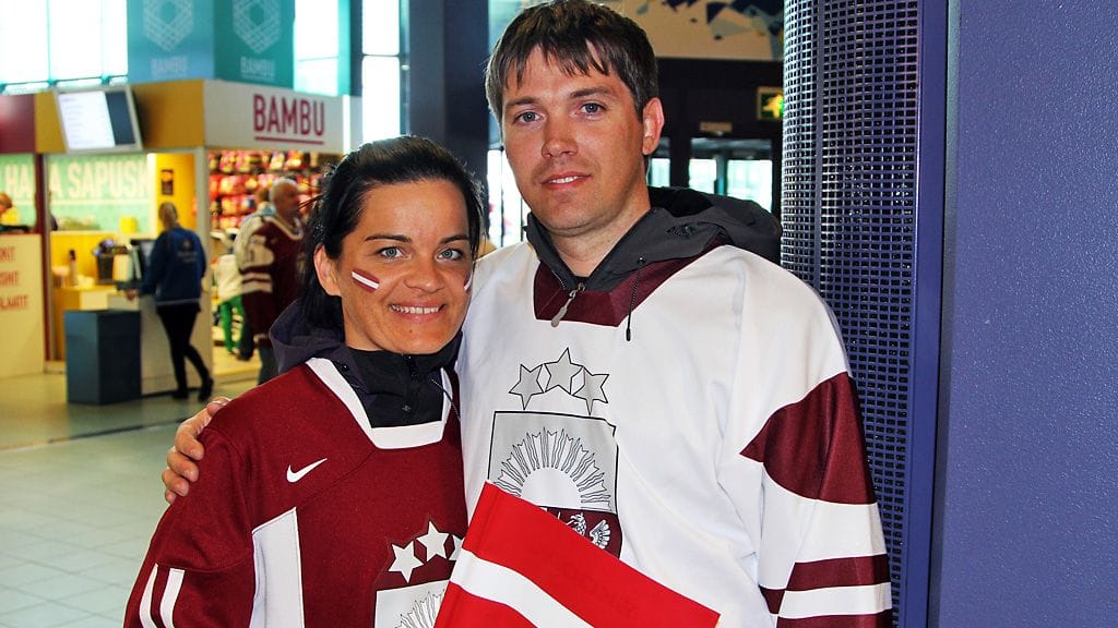 Latvialaisfanit Janis Abolins sekä Baiba Kristiwa uskovat maansa menestykseen.