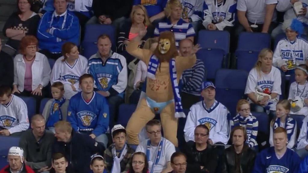 Suomi–Itävalta-pelissä fanitettiin tyylillä.