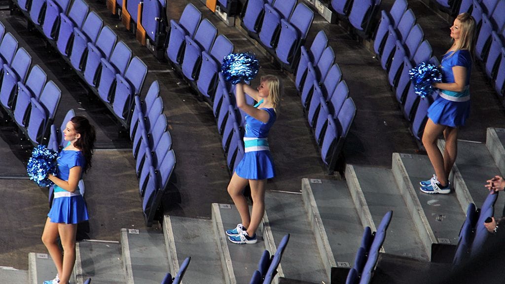 Cheerleader-tytöt tanssivat Latvian ja Venäjän välisessä ottelussa.