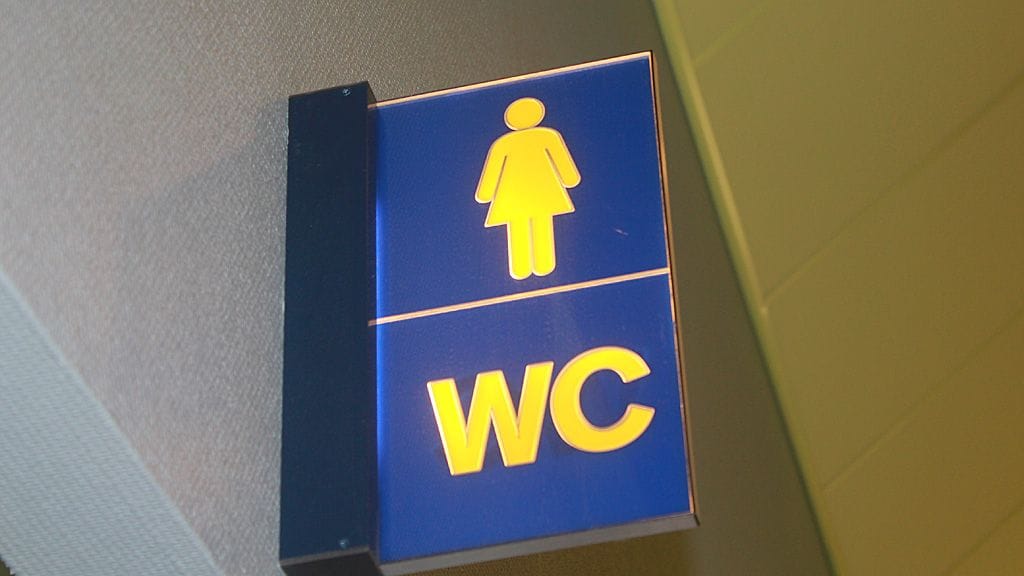 Miehen epäillään kuvanneen kouluikäisiä lapsia vessoissa niin sanotun vakoojakynän avulla. Kuvituskuva.