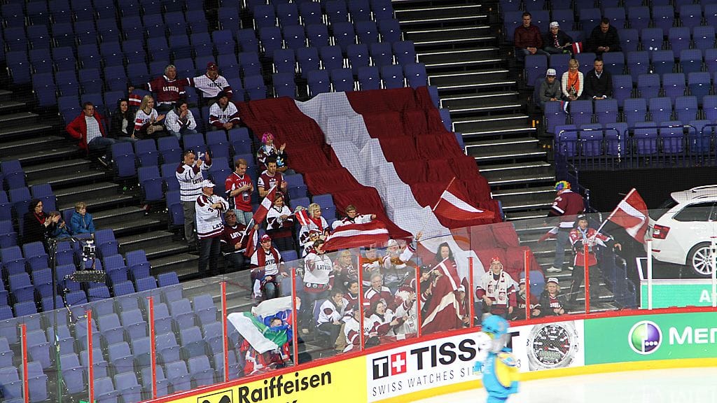 Latvialaisfanien iso lippu ottelussa Venäjää vastaan.