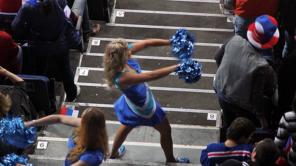 Cheerleader-tytöt tanssivat Venäjän ja Latvian välisessä ottelussa.