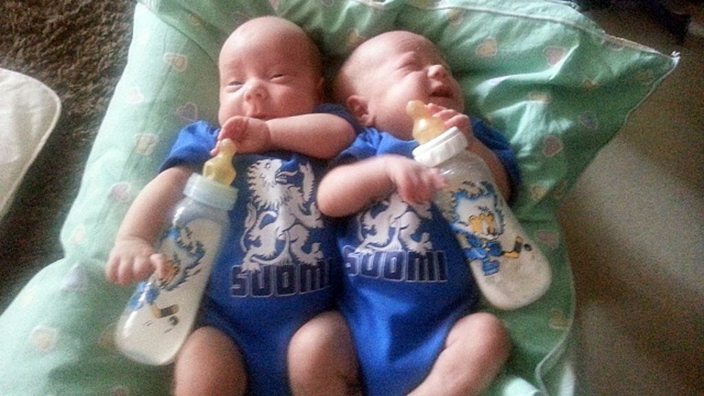 kaksoset kannustaa Suomen voittoon.