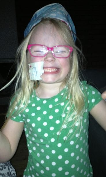 5-vuotias Elsa kisatunnelmissa.