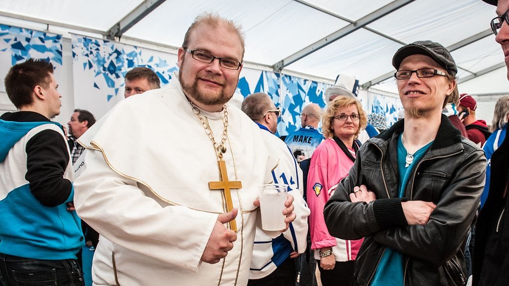 Jääkiekko voi olla joskus lähes uskonnollinen kokemus. Kuva: Jan Blomberg