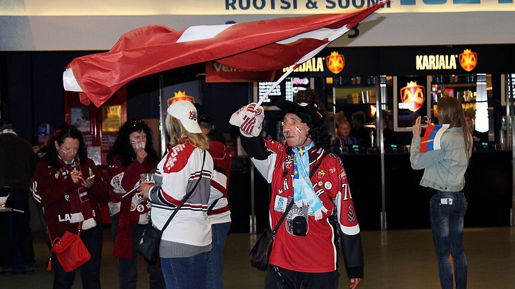 Latvialaisfani heilutti itsevarmasti maansa lippua Hartwall Areenan käytävillä.