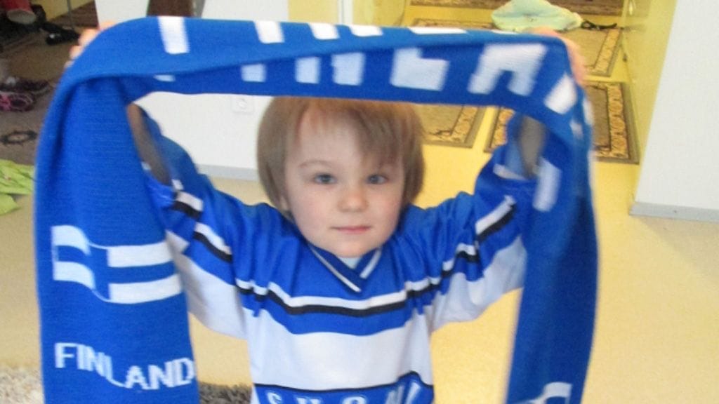 Innokas 2-vuotias leijonafani.