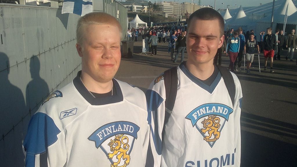 Sotilaskotien lippuarvonnassa voittaneet Ville Tikkanen ja Saku Vaarala toivottavat Mikael Granlundin tervetulleeksi.