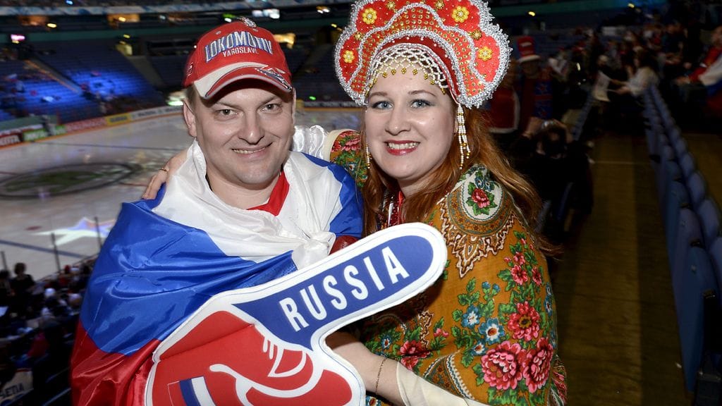 Venäläisfanilla oli "hanska-fanituote" ottelussa Venäjä-Latvia.