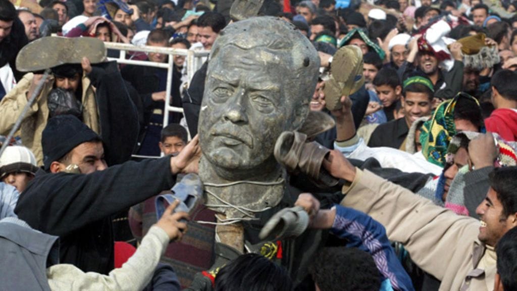Saddam Husseinin patsas kaadettiin Irakin Bagdadissa 26.12.2003