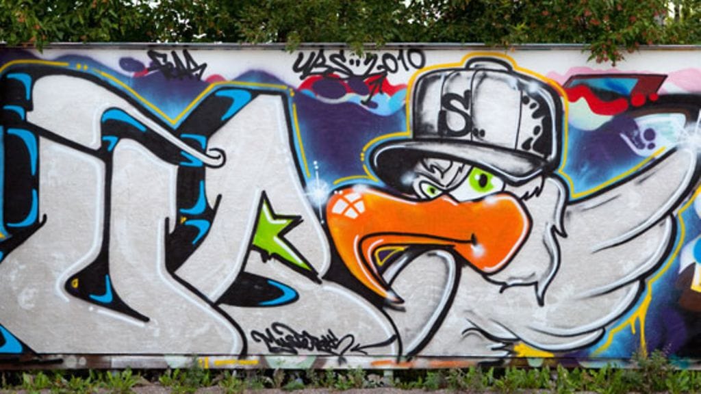 Keravan graffitiseinän maalauksia.