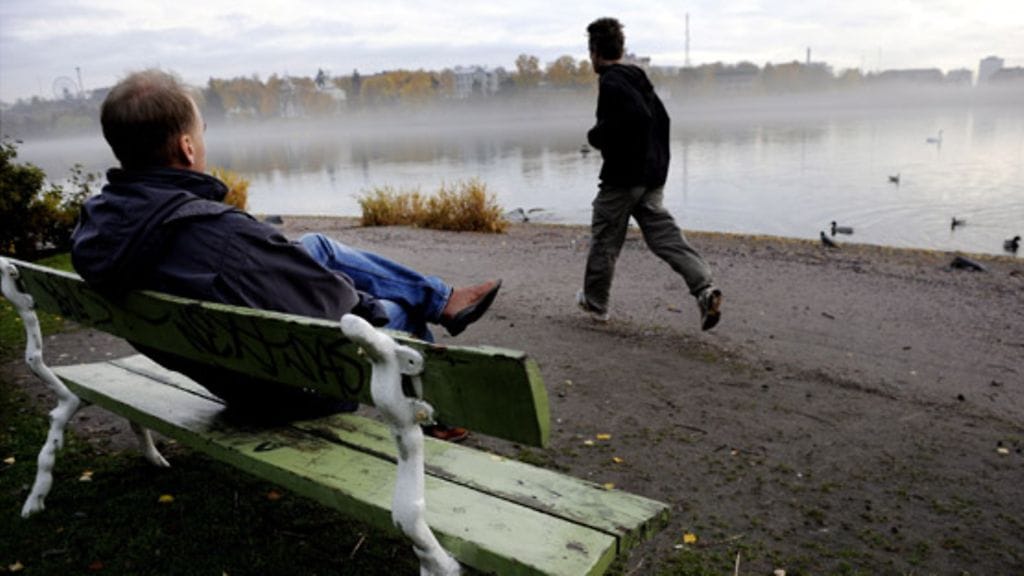 Yksinäinen mies puistossa Töölönlahdella Helsingissä 27. lokakuuta 2009.(Lehtikuva)
