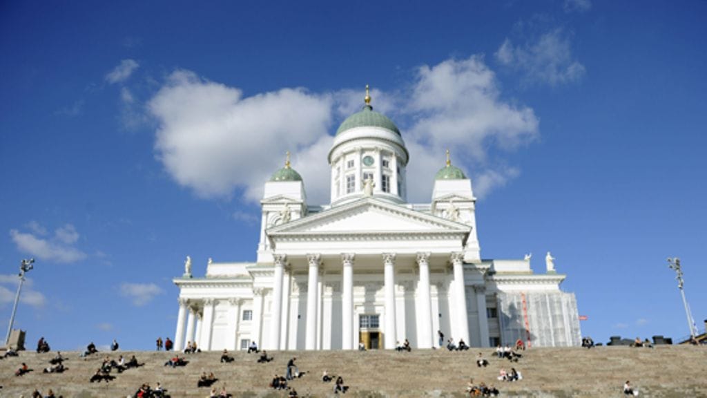 Aurinkoinen ja lämmin syyspäivä houkutteli ihmisiä Helsingin Tuomiokirkon portaille paistattelemaan päivää keskiviikkona 24.9.2008. Kuva: Lehtikuva.