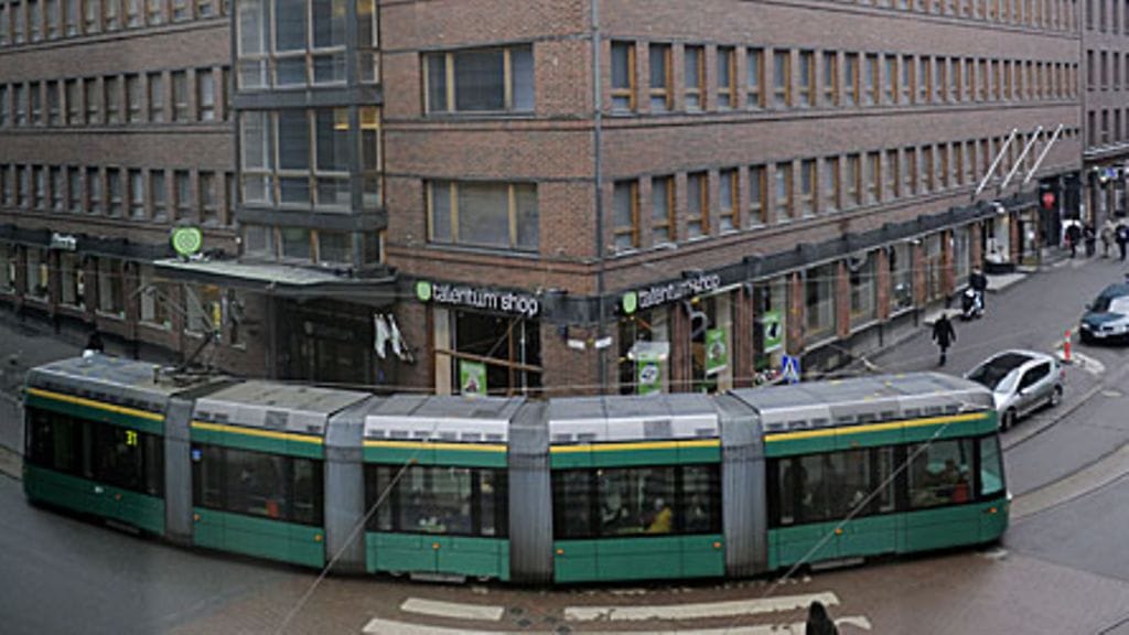 Raitiolinja 3T liikennöi uudella reitillä Kampissa Urho Kekkosen kadun ja Annankadun kulmassa Helsingissä 30. maaliskuuta 2009. Kuva: Lehtikuva