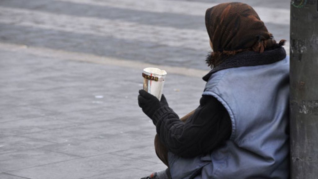 Kolme perussuomalaisten kansanedustajaa kerää nimiä lakialoitteeseen, jonka nojalla kerjäämisestä voitaisi määrätä sakkorangaistus.