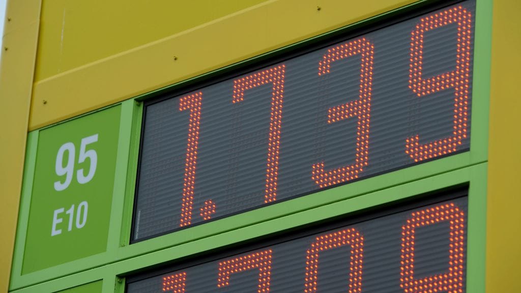 Kuvassa ABC:n bensanhintoja asemalla Otaniemessä Espoossa torstaina 26. huhtikuuta 2012.