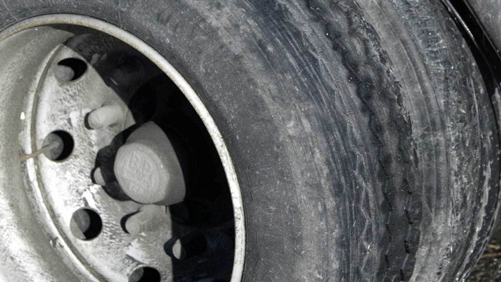 Pelastuslaitoksen mukaan kuorma-autosta oli irronnut vauhdissa kaksi rengasta, joihin pakettiauto ja henkilöauto osuivat. Kuvituskuva.