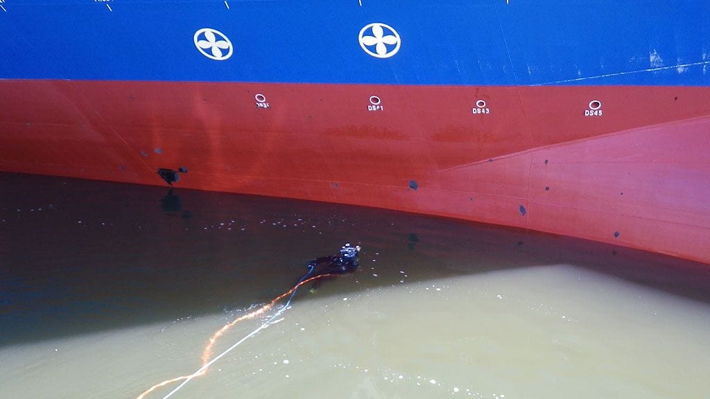 Viking Mariellan pohjaa puhdistettiin sukeltajien toimesta.