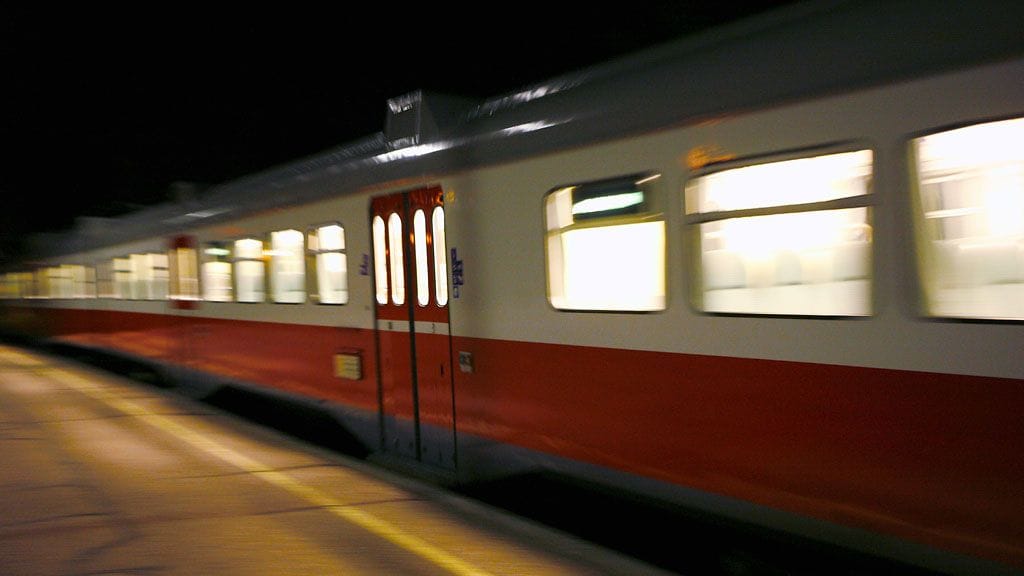 Poliisi joutui paikallisjunassa raa'an väkivallan kohteeksi. Kuvituskuva.
