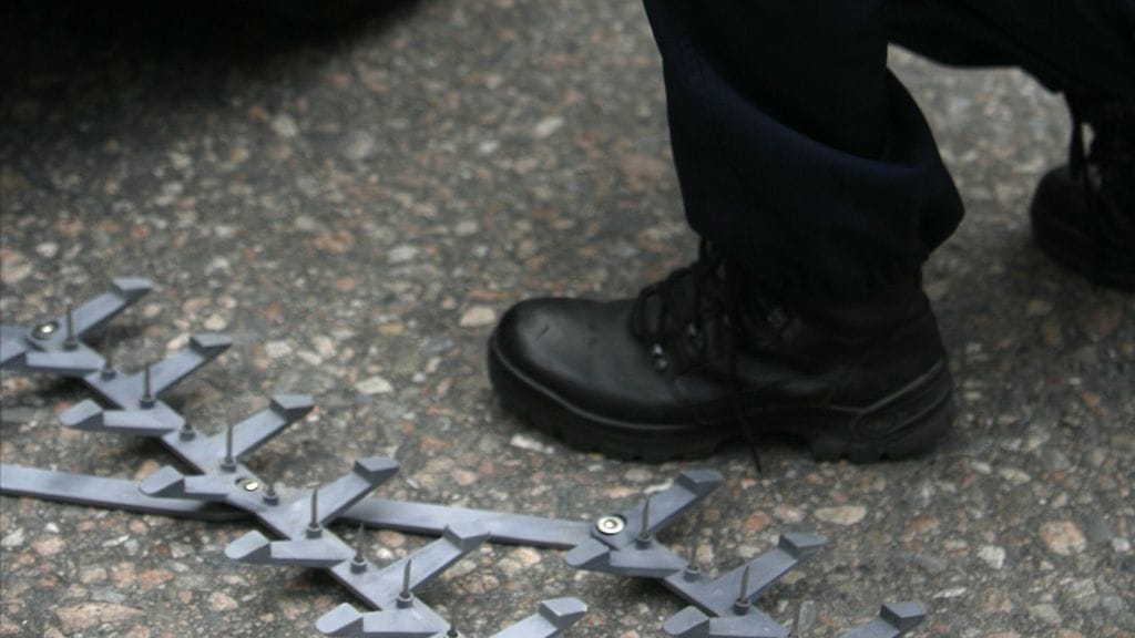 Piikkimattoa paikoilleen laittamassa olleen poliisin päälle yritettiin ajaa torstaina Oulussa.