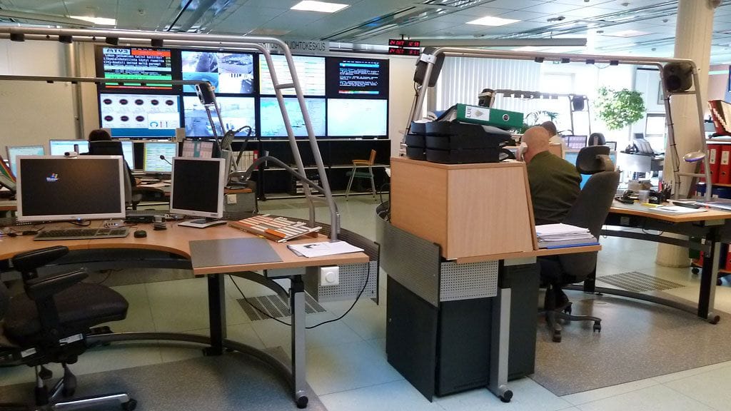 Suomenlahden merivartioston johtokeskuksessa tarkkailaan rajanvalvonnan tehtävien kautta meriliikennettä.