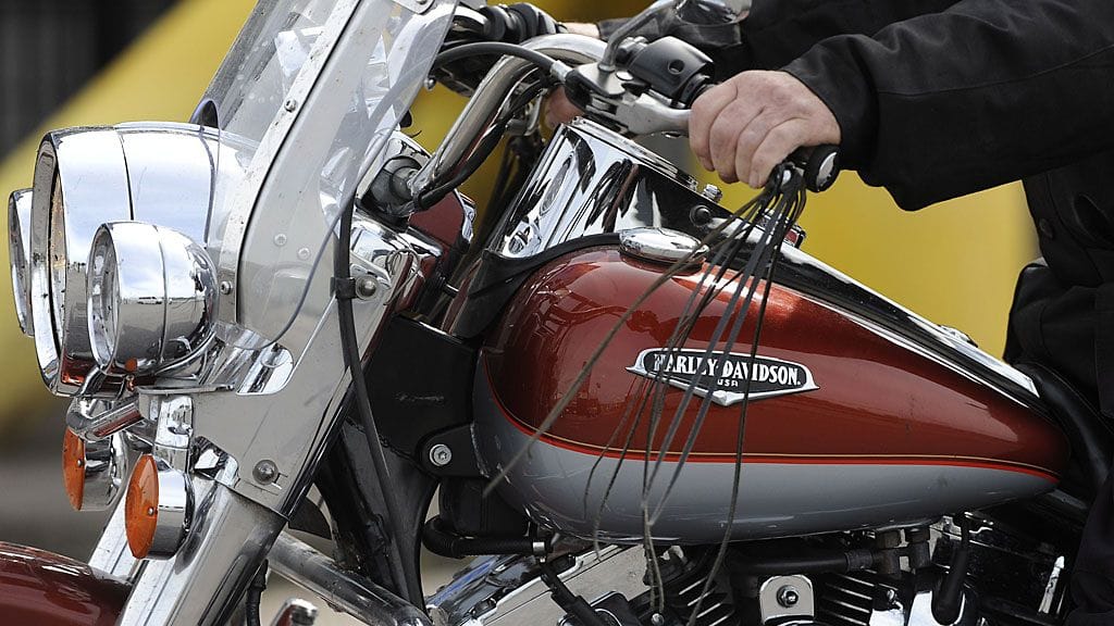 Kuolleen moottoripyöräilijän ei epäillä olleen alkoholin vaikutuksen alaisena. Kuvituskuva.