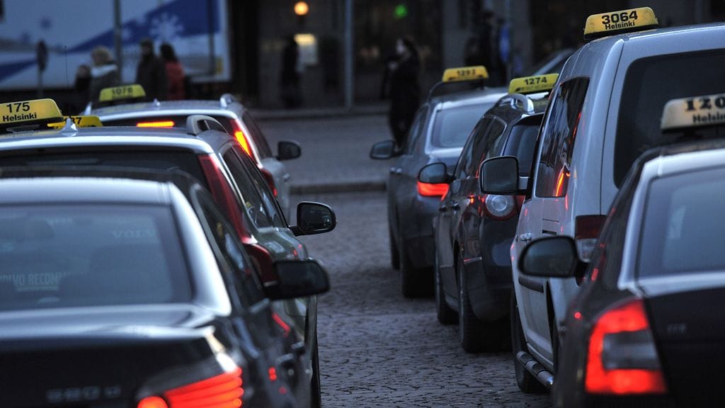 Vapaita takseja Rautatieaseman tolpalla Helsingissä torstaina 5. tammikuuta 2012.