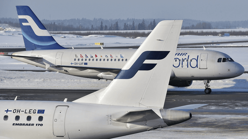 Lumimyräkkä tuottaa haasteita lentoliikenteelle Helsinki-Vantaalla.