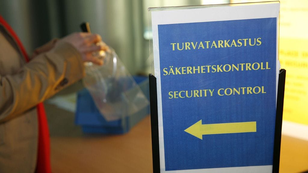 Käsimatkatavarana kuljetettavat nesteet pakataan muovipussiin ennen turvatarkastusta Helsinki-Vantaan lentoasemalla.